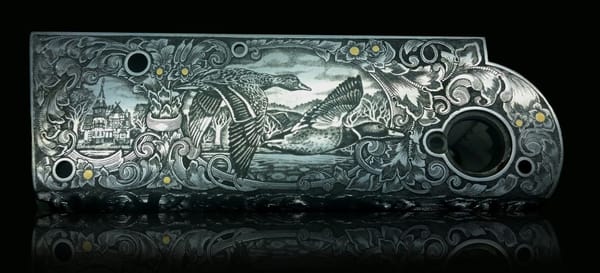 Gravierte Seitenplatte mit fliegenden Enten und Landschaft mit goldenen Details