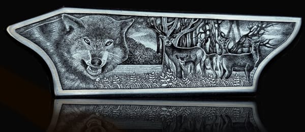 Gravierte Plakette mit Wolf und Hirschen im Wald