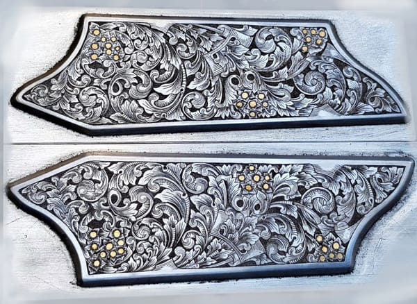 Zwei gravierte Seitenplatten mit Akanthusornament und Goldeinlagen