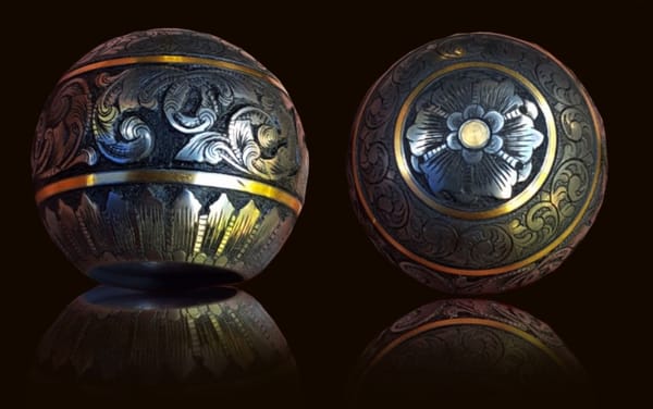 Zwei gravierte Kammerstängelkugeln mit Ornament und goldenen Streifen