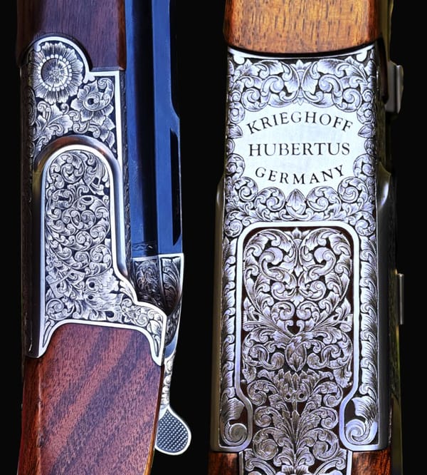 Gravierte Basküle einer Krieghoff Hubertus mit Schriftzug und Pflanzenornament