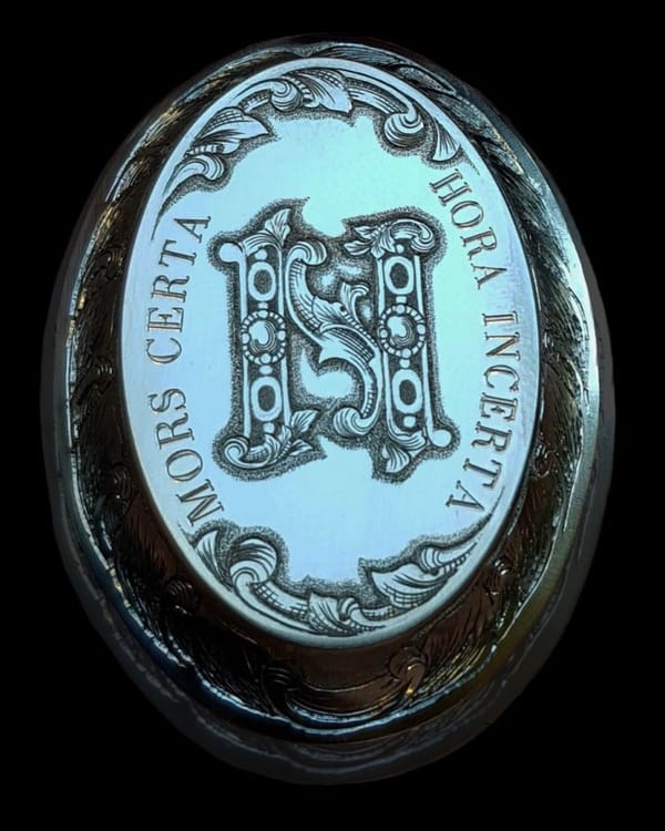 Griffkappe mit Monogramm und dem Spruch Mors certa, hora incerta