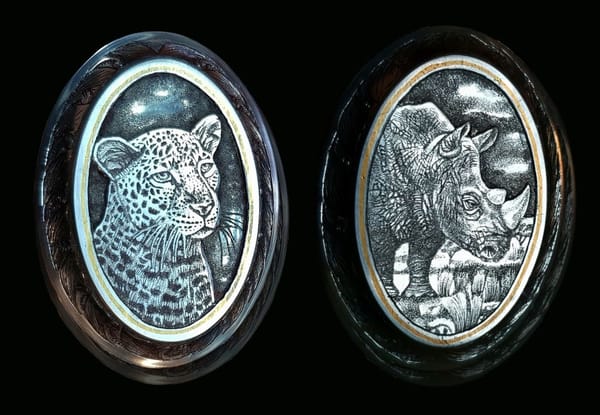 Zwei Griffkappen mit graviertem Leoparden und Nashorn