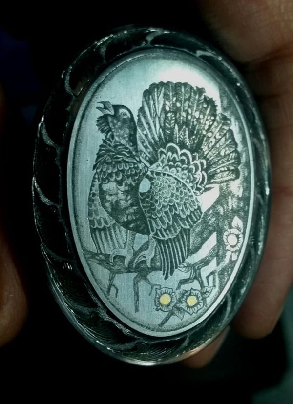 Griffkappe mit graviertem balzendem Auerhahn