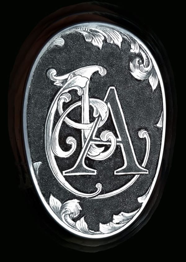Griffkappe mit graviertem Monogramm und Akanthusornament