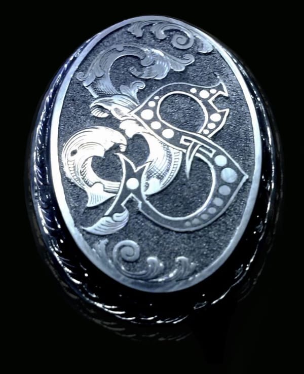 Griffkappe mit graviertem Ziermonogramm