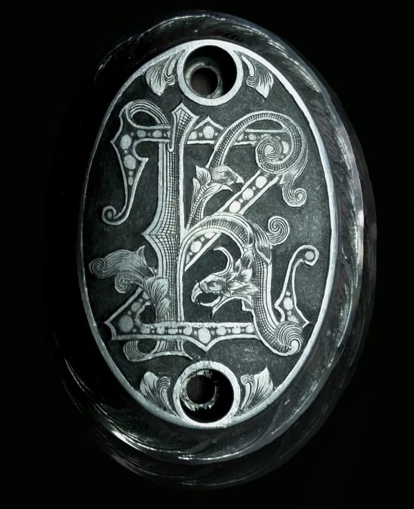 Griffkappe mit Ziermonogramm und Schraublöchern