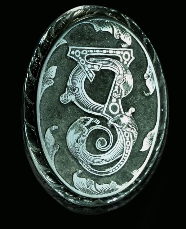Griffkappe mit graviertem Ziermonogramm und Ornament