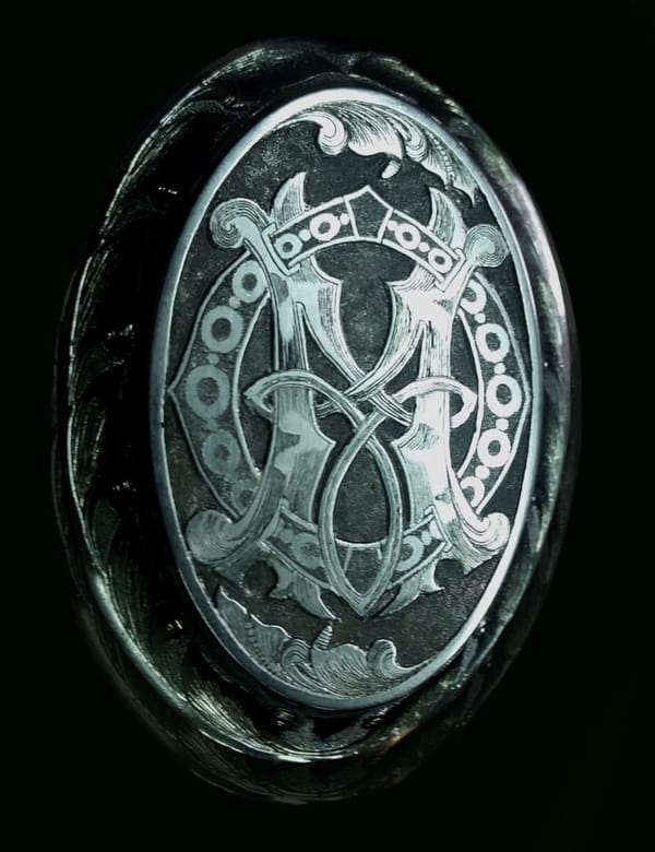 Griffkappe mit graviertem Monogramm im Jugendstil