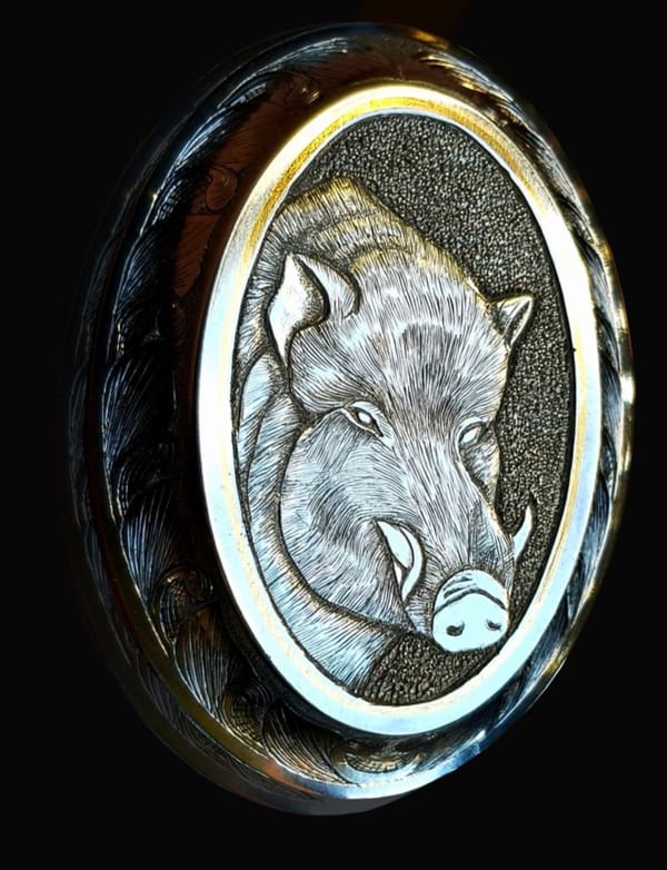 Griffkappe mit graviertem Wildschweinkopf in goldenem Rahmen