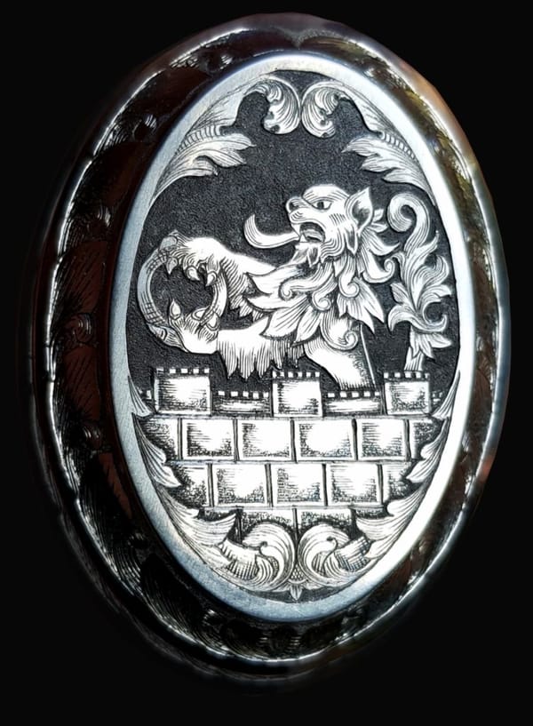 Griffkappe mit graviertem Löwen auf einer Wehrmauer