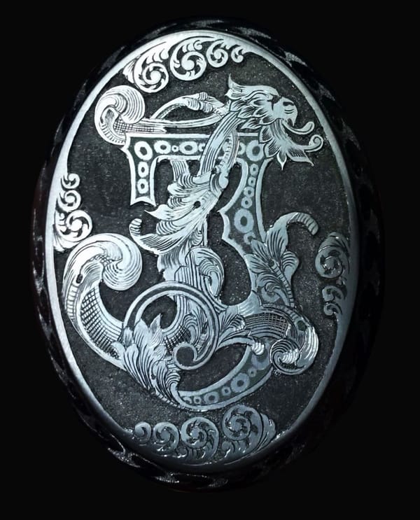 Griffkappe mit Ziermonogramm, mit Ornament verflochten