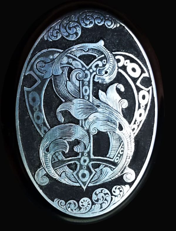 Griffkappe mit Ziermonogramm und Akanthusornament