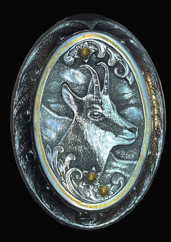 Griffkappe mit gravierter Gämse und Akanthusornament