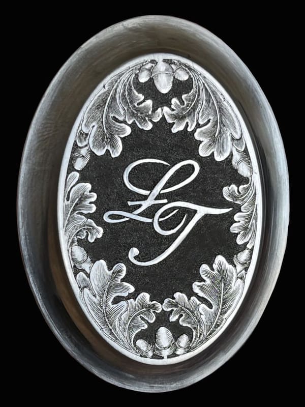 Griffkappe mit Monogramm in einem Kranz aus Eichenlaub