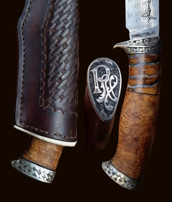 Jagdmesser mit graviertem Parierelement, Knauf mit Monogramm und Lederscheide