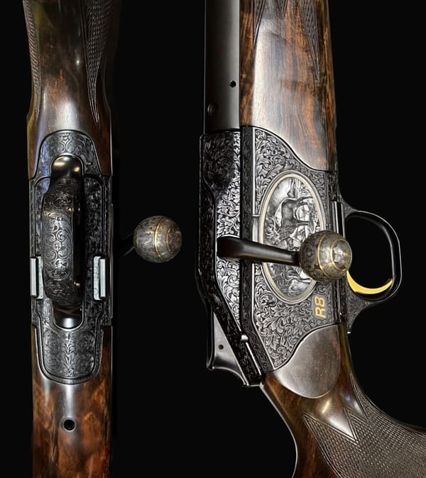 Gravierte Repetierbüchse Blaser R8: Unterseite und Seite des Systemkastens mit Ornament und Medaillon