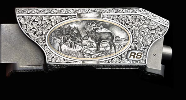 Linke Seite des Systemkastens einer Blaser R8 mit graviertem Medaillon mit Waldszene und Pflanzenornament