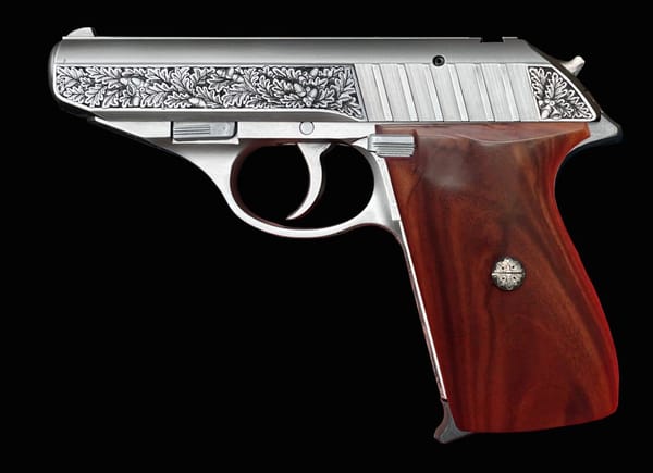 Pistole mit graviertem Schlitten und roten Holzgriffschalen