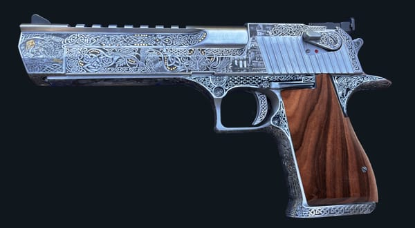 Desert Eagle mit Tolkien-Gravur und Holzgriffschalen, linke Seite