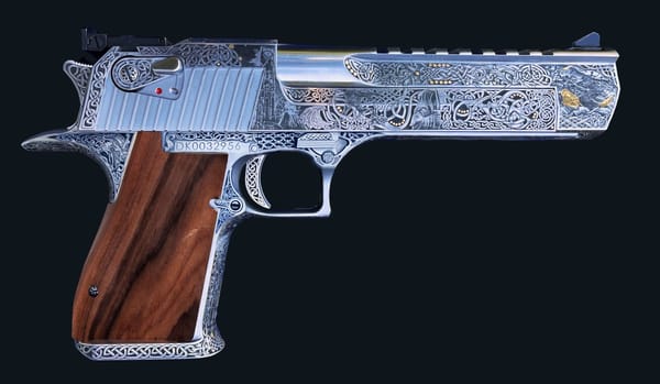 Desert Eagle mit Tolkien-Gravur und Holzgriffschalen, rechte Seite