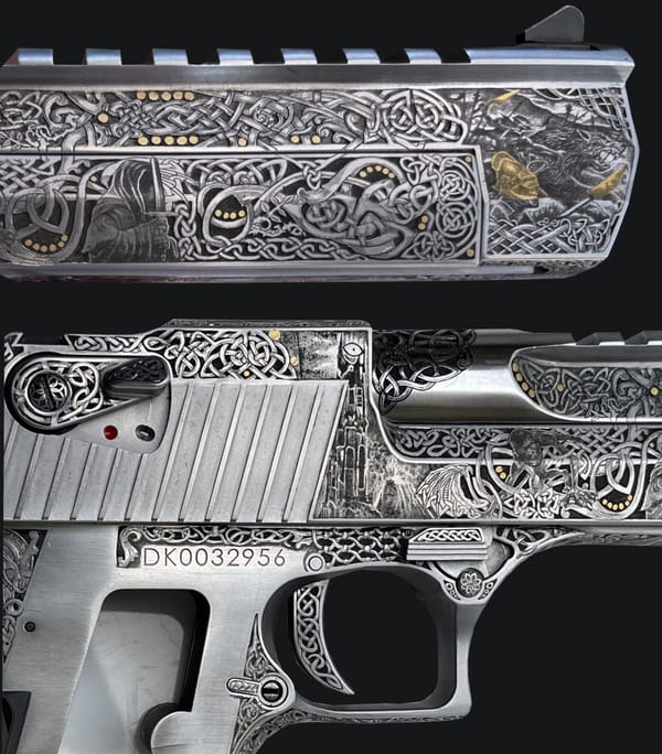 Nahaufnahme von graviertem Schlitten und Griffstück der Desert Eagle mit keltischem Flechtwerk und goldenen Details
