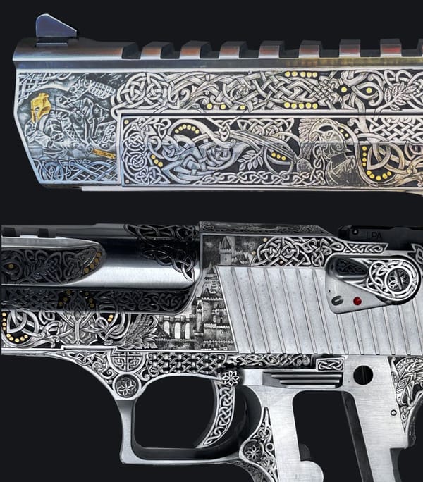 Andere Seite von Schlitten und Griffstück der Desert Eagle mit keltischem Flechtwerk und goldenen Details