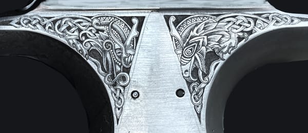 Nahaufnahme des gravierten Ornaments am Griffstück der Pistole