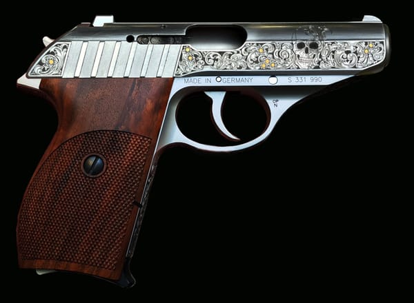 Pistole mit graviertem Schlitten und Griffstück sowie Holzgriffschalen