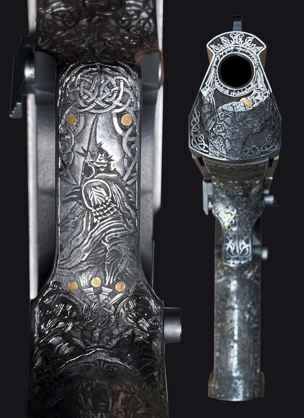 Gravierte Pistole mit Balrog-Motiv und keltischem Flechtwerk, Ansicht von oben und von vorn auf die Laufmündung