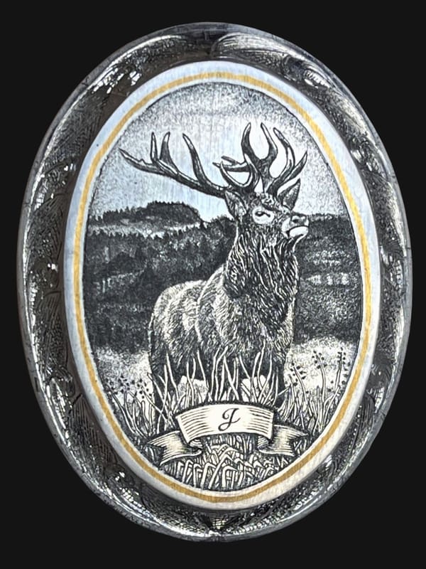 Griffkappe mit graviertem Hirsch auf einer Wiese und Initiale auf einem Band