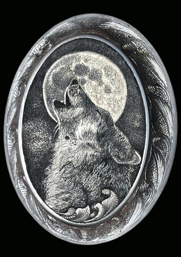 Griffkappe mit graviertem Wolf, der den Mond anheult