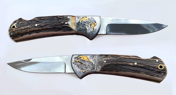 Klappmesser mit Griffschalen aus Geweih und gravierten Backen, beide Seiten
