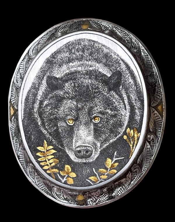 Griffkappe mit graviertem Bärenkopf und goldenen Blättern