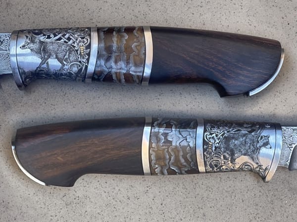Jagdmesser mit graviertem Wolf auf dem Beschlag, zwei Ansichten
