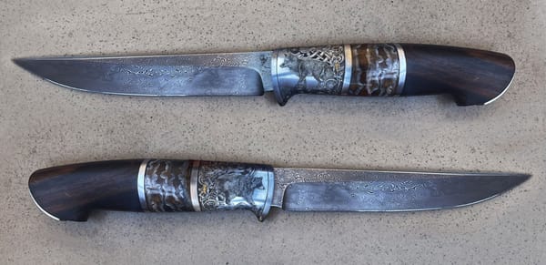 Jagdmesser mit graviertem Beschlag und dunklem Holzgriff, beide Seiten