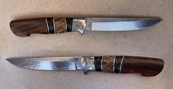 Jagdmesser mit graviertem Parierelement und Holzgriff, beide Seiten