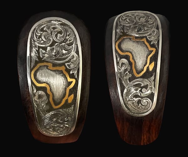 Zwei gravierte Messerknäufe mit dem Umriss Afrikas in Gold und Akanthusornament