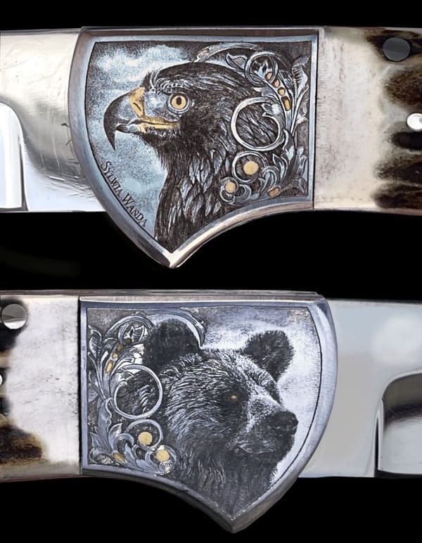 Backen eines Klappmessers mit graviertem Adler und Bären mit goldenen Details