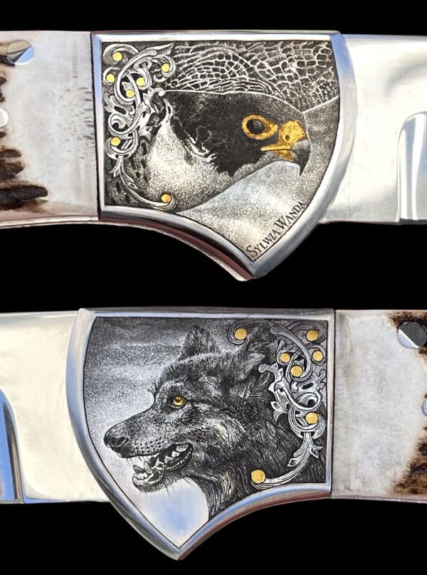 Backen eines Klappmessers mit graviertem Falken und Wolf mit goldenen Details