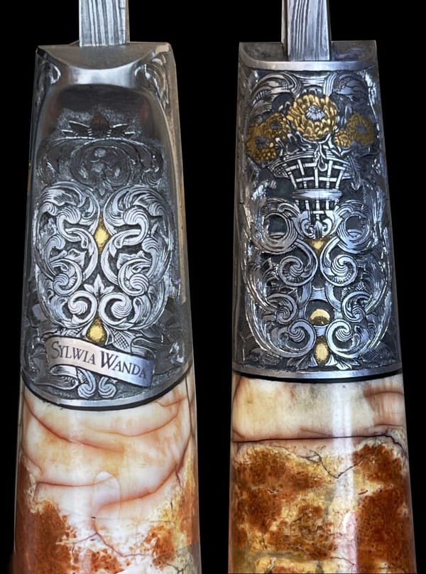 Gravierte Messerbeschläge mit Ornament und goldenen Details, zwei Ansichten