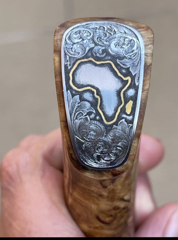 Gravierter Messerknauf mit dem Umriss Afrikas in Gold