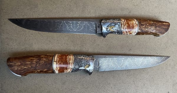 Jagdmesser mit Damastklinge und graviertem Beschlag, beide Seiten