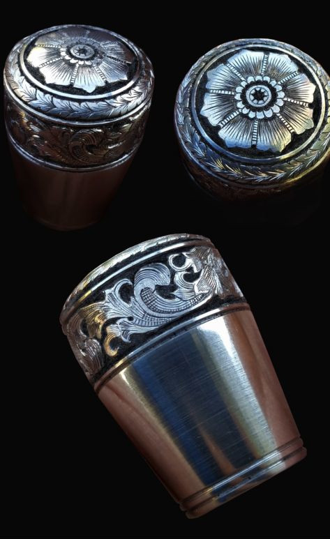 Gravierte Metallbecher mit Blumenmotiv